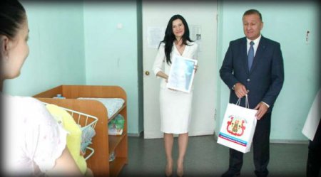 А-ля «перша леді» терориста прийшла до пологового будинку в Луганську