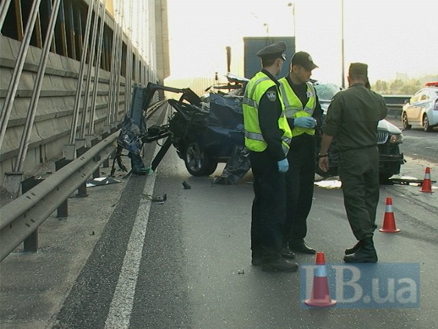 В Киеве BMW разорвало на части от столкновения с военным КрАЗом (фото)