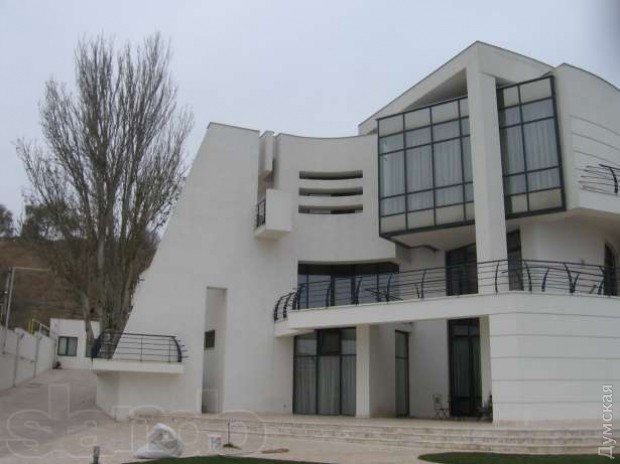 Бывший председатель одесского суда продает свой скромный особнячок с пляжем на Фонтане