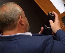 Депутат Березкин разгуливает в Раде с телефоном за 400 тысяч гривен (ФОТО)