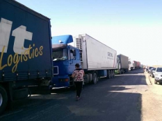 На в’їзді до Криму застрягли 240 вантажівок