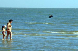 Отдыхающие на мариупольском пляже приняли золотоискателей за диверсантов