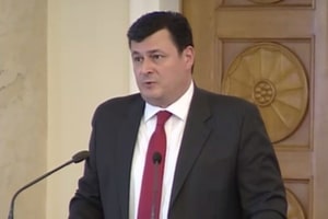 Скандал размером с министра: депутаты заблокировали законы Квиташвили