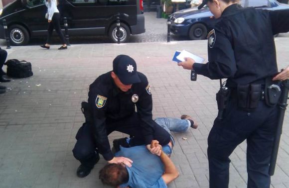 П’яні київські міліціонери у Львові ледь не задусили вагітну жінку