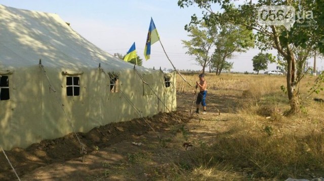 Дальнобойщик направил «фуру» на криворожан, участвующих в блокировании трассы на Крым (ФОТО)