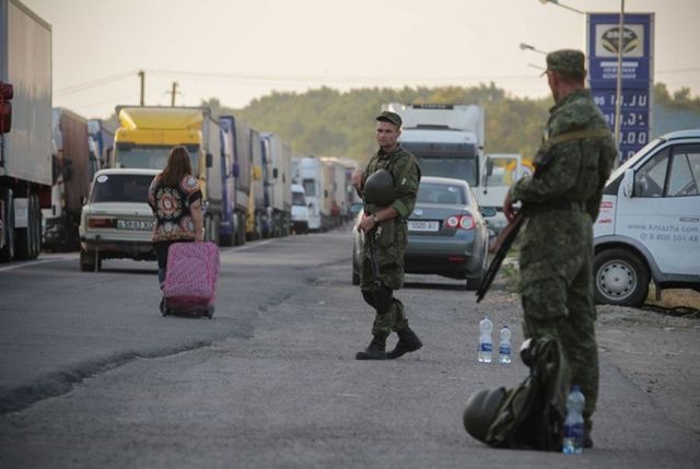 Блокада Крыма: бойцы с автоматами и сотни фур