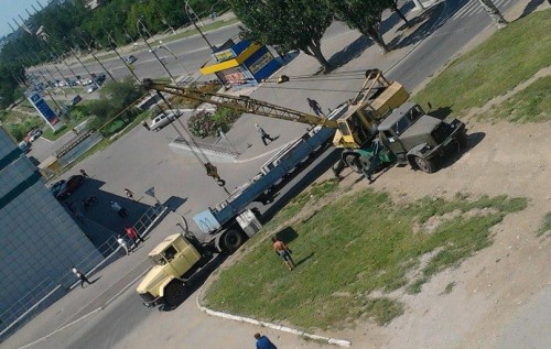 Боевики в Алчевке демонтировали бетонные блоки-укрытия для уличных боёв