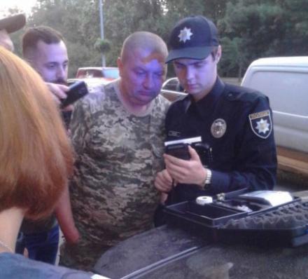 Полиция и волонтеры поймали пьяных комбрига и генерала при «покушении» на пешехода (+видео)