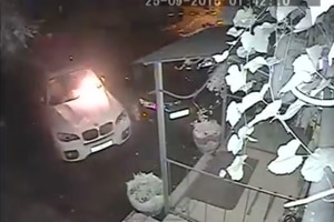 В центре Киева сожгли автомобиль: опубликовано видео преступления