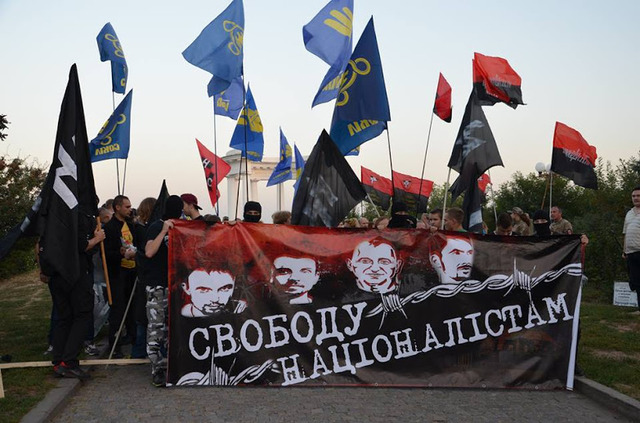 У Полтаві націоналісти спалили опудала Порошенка і Яценюка