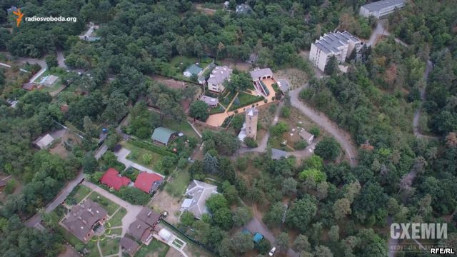 «Схеми»: попри заяви ДУС, простий українець не може заселитися в «Кончу-Заспу»