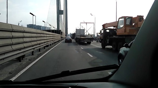 Почти Европа. Сеть покорило видео, как водители пропускают «скорую» в Киеве