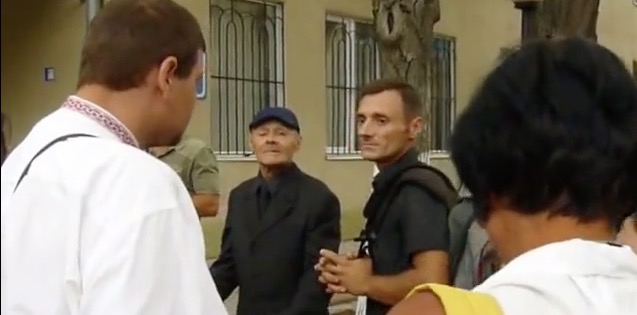 Активисты в Одессе заставили мужчину снять георгиевскую ленту: видео