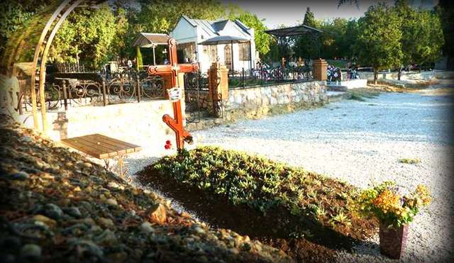 Могила сина Януковича у Севастополі поступово облаштовується (ФОТО)