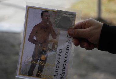 Матковський почав роздавати аптечки для молоді?