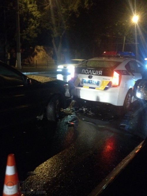 ДТП в Одессе: На Водопроводной иномарка врезалась в полицейскую машину