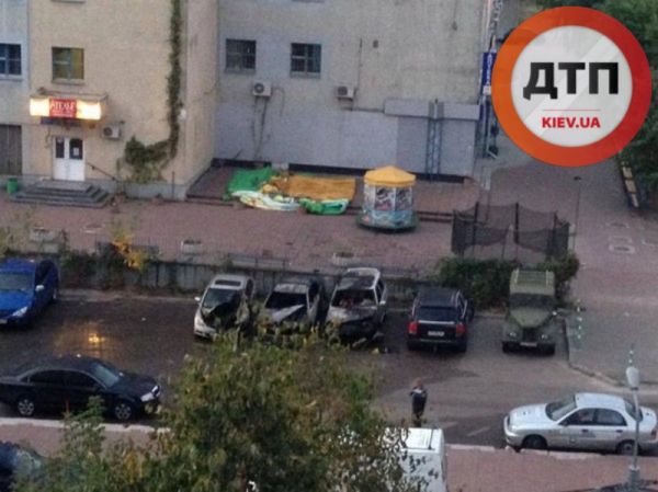 ЧП В КИЕВЕ: В СОЛОМЕНСКОМ РАЙОНЕ НОЧЬЮ СОЖГЛИ ТРИ АВТОМОБИЛЯ. ФОТО