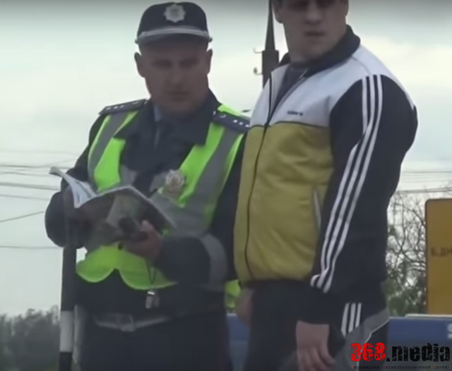 ОДЕССКИЕ ГАИШНИКИ ПРОДОЛЖАЮТ ПОЛЬЗОВАТЬСЯ ЖЕЗЛАМИ И БЕРУТ ВЗЯТКИ (ВИДЕО)