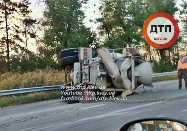 ДТП В КИЕВЕ: НА БОГАТЫРСКОЙ СТОЛКНУЛСЯ С HYUNDAI И ОПРОКИНУЛСЯ МИКСЕР-БЕТОНОВОЗ