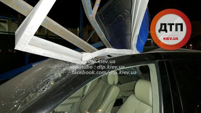 ДТП В КИЕВЕ НА ПРОСПЕКТЕ ПОБЕДЫ: У ЗАГСА MERCEDES S500 УНИЧТОЖИЛ ОСТАНОВКУ