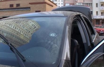 Вооруженные грабители со стрельбой похитили у киевлянина сумку с деньгами (+видео)