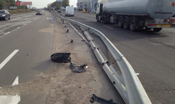 Пьяный атташе посольства России влетел в отбойник под Киевом