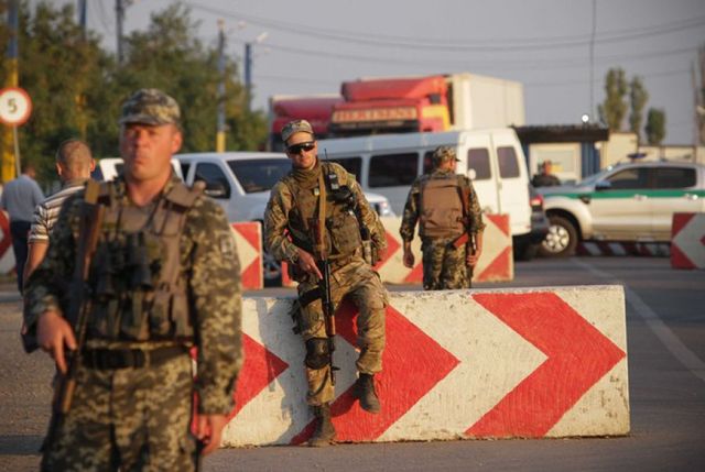 Месяц блокады: на КПП с Крымом взятки предлагают каждый день