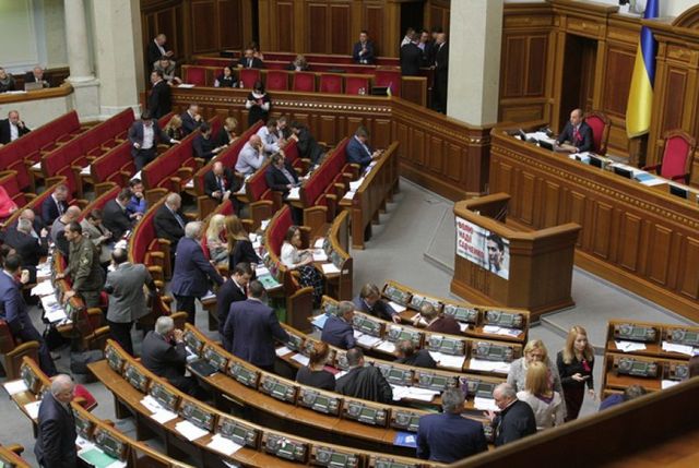 Депутатам указывают на дверь