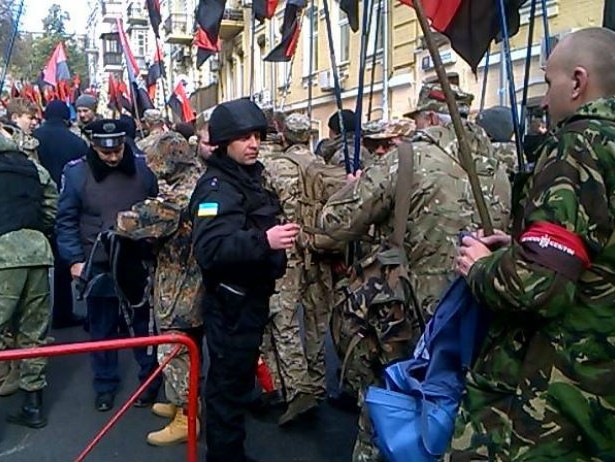 Представники добровольчих батальйонів та інші учасники "Маршу Героїв", який має відбутись у Києві, почали збиратись у парку на Михайлівській площі