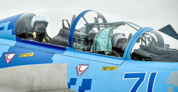 Порошенко испытал истребитель СУ-27