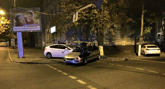 В Днепропетровске патрульный автомобиль протаранил другую машину и снес светофор