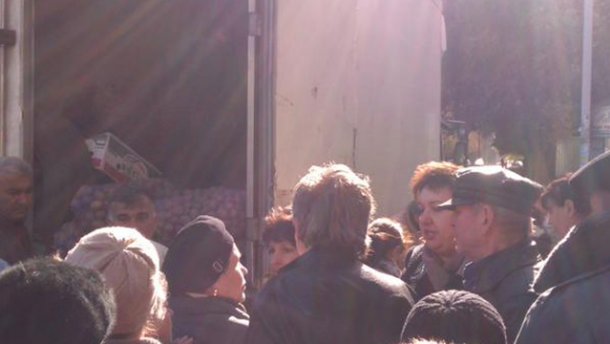 Партія колишніх регіоналів роздає дніпропетровцям картоплю