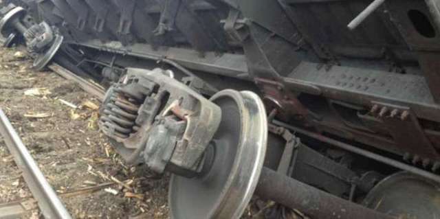 В Подмосковье сошел с рельсов грузовой состав с военными «КамАЗами»