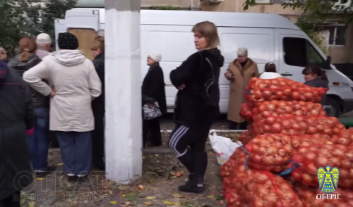 Предвыборная распродажа: кандидат от партии «Доверяй делам» продает овощи и цитирует Булгакова