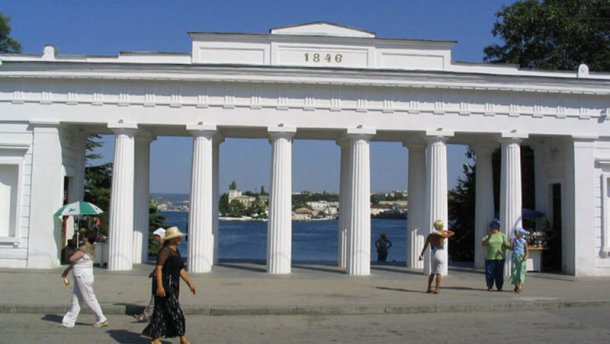 Окупанти здирають із севастопольців борги, які накопичились до анексії Криму