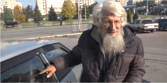Для того, щоб не бачити режиму Путіна, 80-річний дідусь мешкає у машині