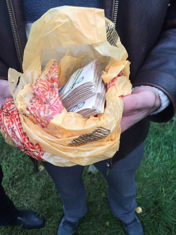 НА ТЕРНОПІЛЬЩИНІ ЗАТРИМАНО ПОСАДОВЦЯ ДЕРЖГЕОКАДАСТРУ З ХАБАРОМ У 200 ТИСЯЧ ГРИВЕНЬ (ФОТО)