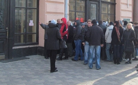 Оплата коммуналки: киевляне выстаивают в очередях до трех часов