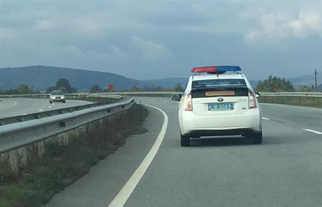 Як закарпатські міліціонери з вітерцем гасають між Ужгородом та Мукачевом, перетинаючи суцільну смугу