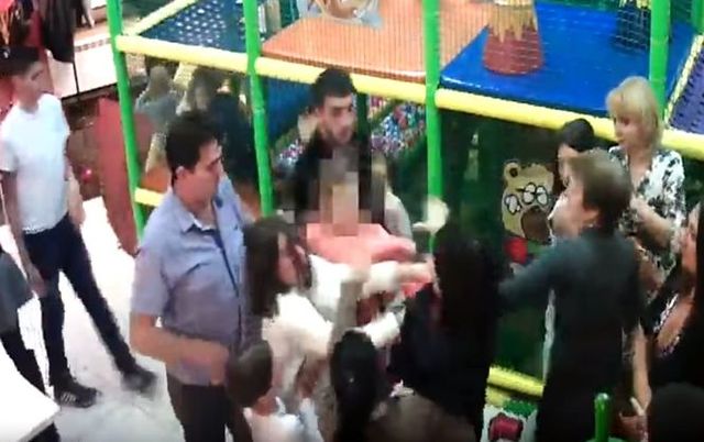 Спор российских мам в детском кафе перерос в жестокую драку