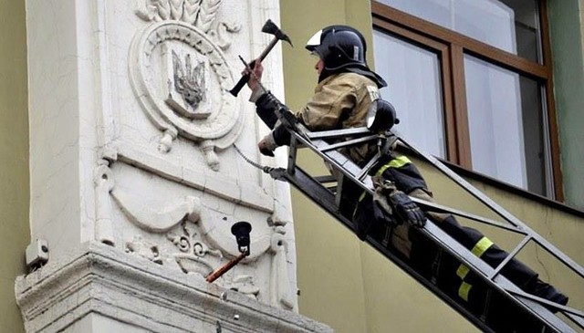 Фотофакт: руководство «ДНР» демонтирует символы Украины с донецких зданий