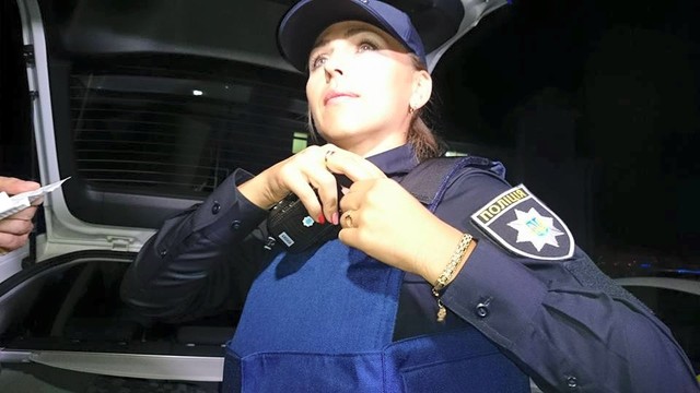 В Одессе полиция задержала автобус с молодыми людьми за подкуп избирателей