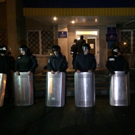 У Красноармійську будівлю з ТВК оточили правоохоронці