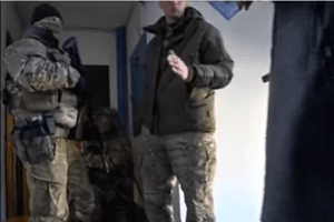 Обнародовано видео обыска у главы "Фонда оборони країни" и его сестры