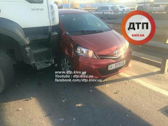 ДТП В КИЕВЕ НА ЮЖНОМ МОСТУ: ПОДРЕЗАННАЯ ФУРА ПРОТАРАНИЛА TOYOTA С ДЕТЬМИ