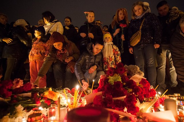 Тысячи россиян участвуют в трауре по погибшим в катастрофе А321: опубликованы фото