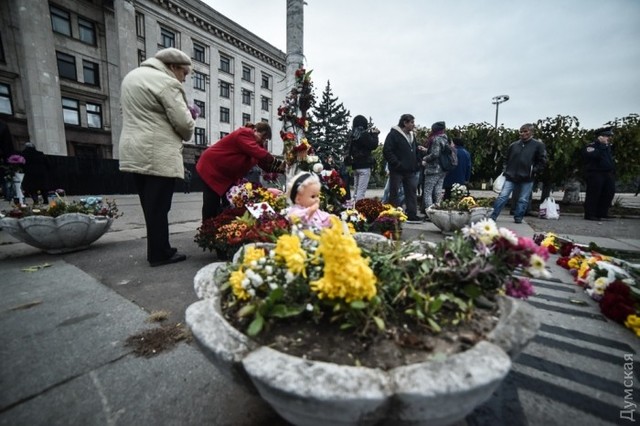 Потасовка на Куликовом поле: проукраинские активисты сожгли плакат с надписью «Одесская Хатынь»