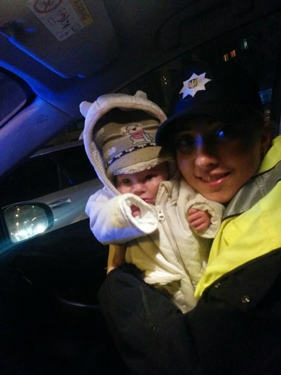 В Киеве полицейские спасли полузамерзшего малыша