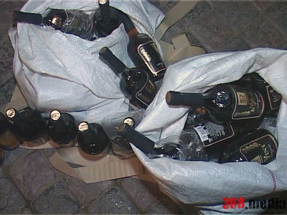 В Одесской области ликвидировали цех по разливу контрабандного коньяка (видео)