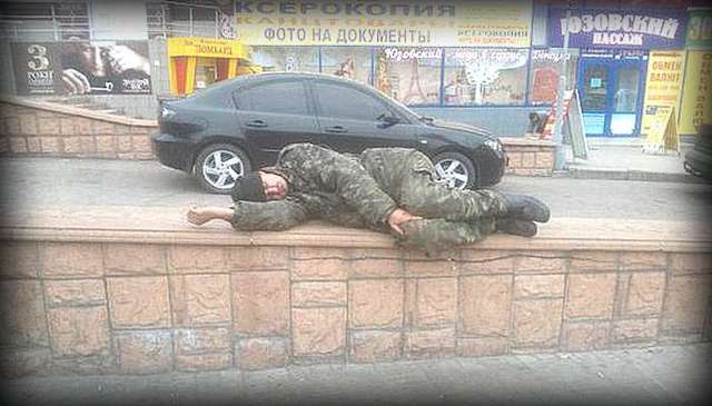 В центре Донецка на бордюре целое утро спит боевик «ДНР» (ФОТО)